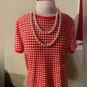 Crewneck blouse red with white polka dots, buttoned back